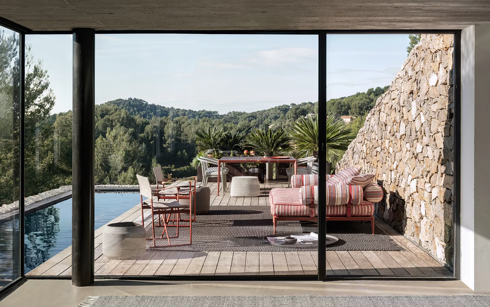 B&B Italia Ribes Outdoor Lounge auf einer Terrasse mit Pool und Blick auf eine grüne Landschaft