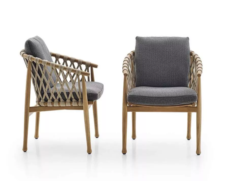 B&B Italia Ginestra Armlehnstuhl in Grau mit Holzrahmen und geflochtenen Details zwei Stühle auf weißem Hintergrund.