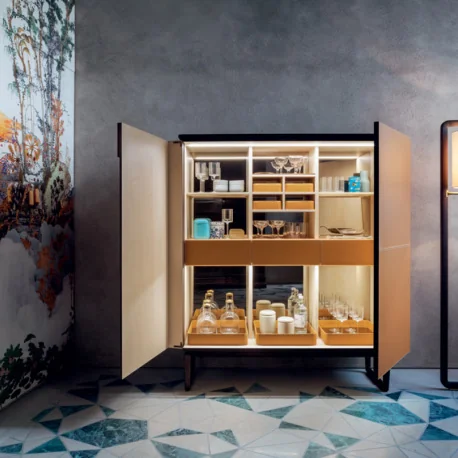 Die Fidelio Tische zeichnen sich durch die elegante Kombination hochwertiger Materialien und präziser Verarbeitung aus Das Untergestell aus massiver Esche in warmen Mokka oder Wenge Tönen verleiht ihm mit seinem dreieckigen Querschnitt eine moderne Ästhet