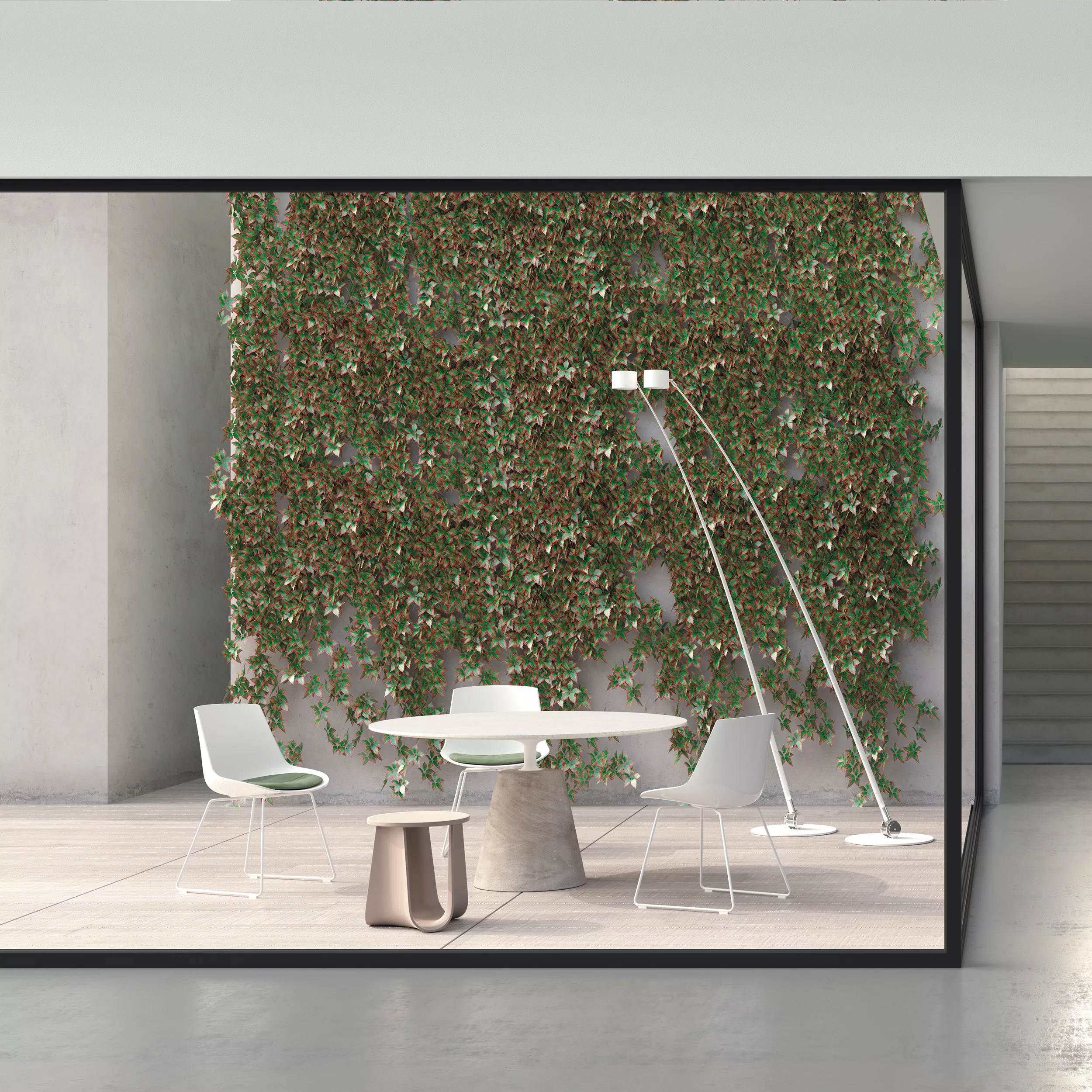 MDF Italia Sag Hocker und Beistelltisch in einem modernen Außenbereich mit Tisch Stühlen und Stehlampe vor einer begrünten Wand