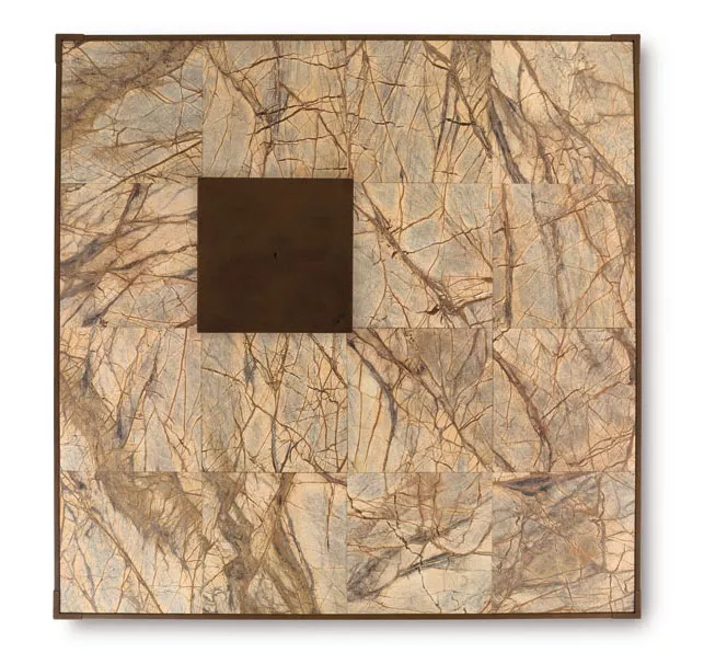 AK47 Opera Feuerstelle 200 cm quadratische Feuerstelle aus Marmor und Metall ohne Hintergrund