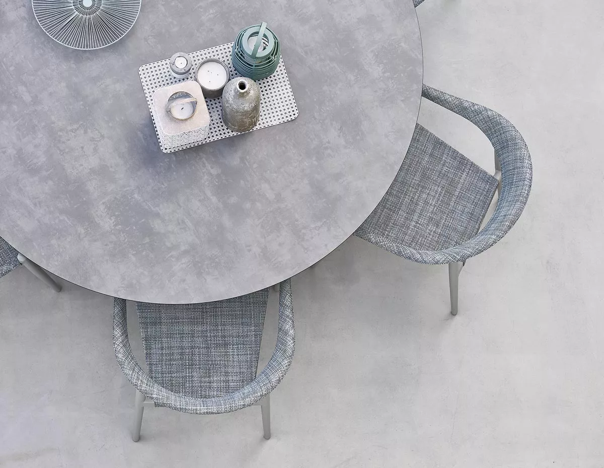 Varaschin Clever Gartenstuhl in Grau, Essgruppe auf hellem Betonboden aus der Vogelperspektive.