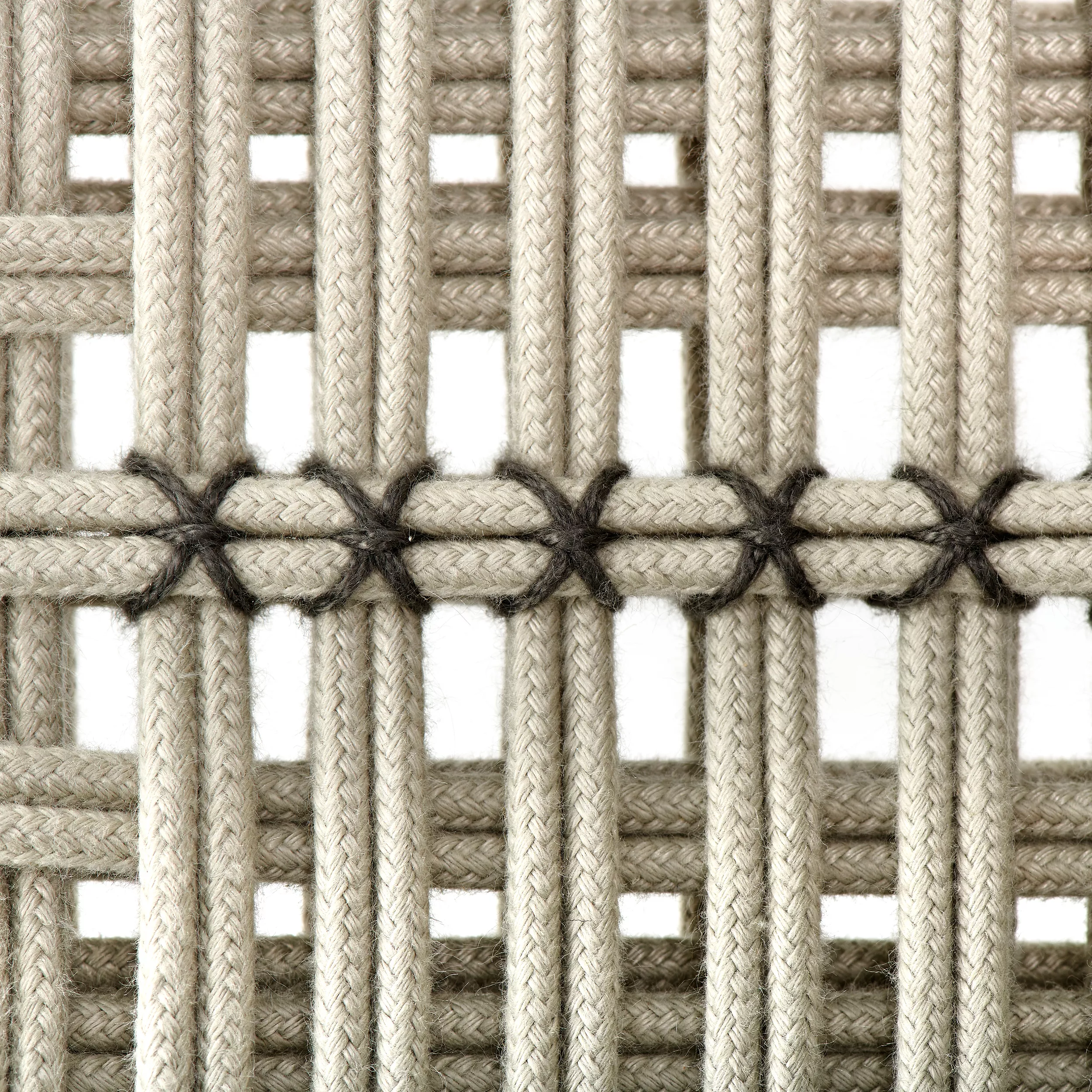 Nahaufnahme des geflochtenen Sitzes des MDF Italia Neil Twist Stuhls in beige ohne Hintergrund