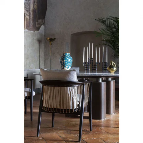 Der Viola Sessel ist extrem leicht und einfach zu handhaben ohne dabei seine Robustheit und solide Konstruktion einzubüßen