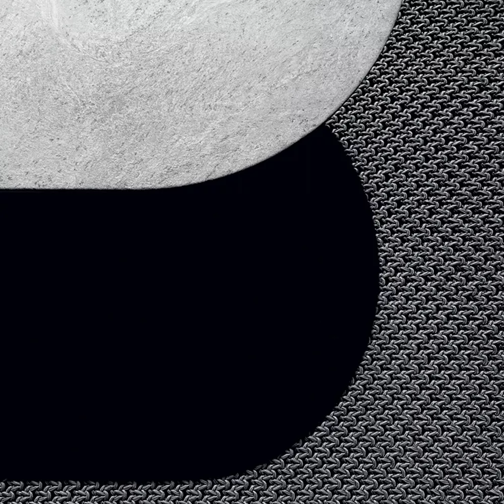 B&B Italia Ayana niedriger Loungetisch in einer Nahaufnahme auf einem strukturierten Teppich ohne Hintergrund