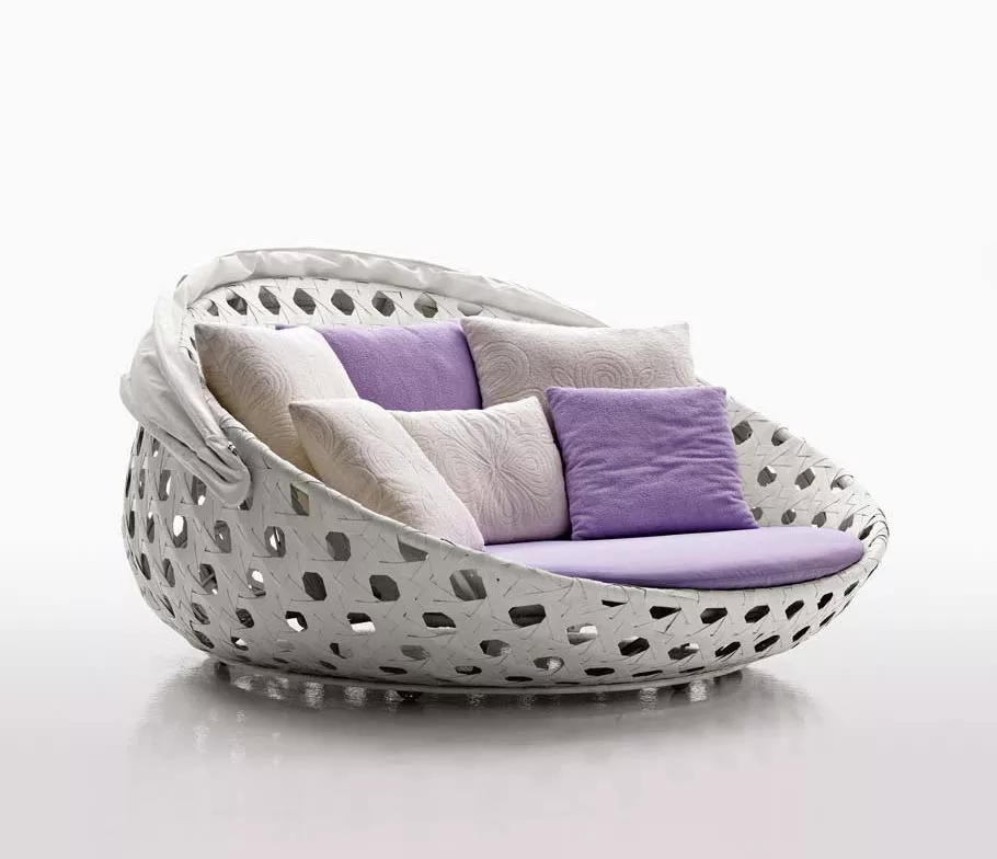 B&B Italia Canasta Outdoor Loungesessel Sofainsel 180 cm in Weiß mit lila und weißen Kissen ohne Hintergrund