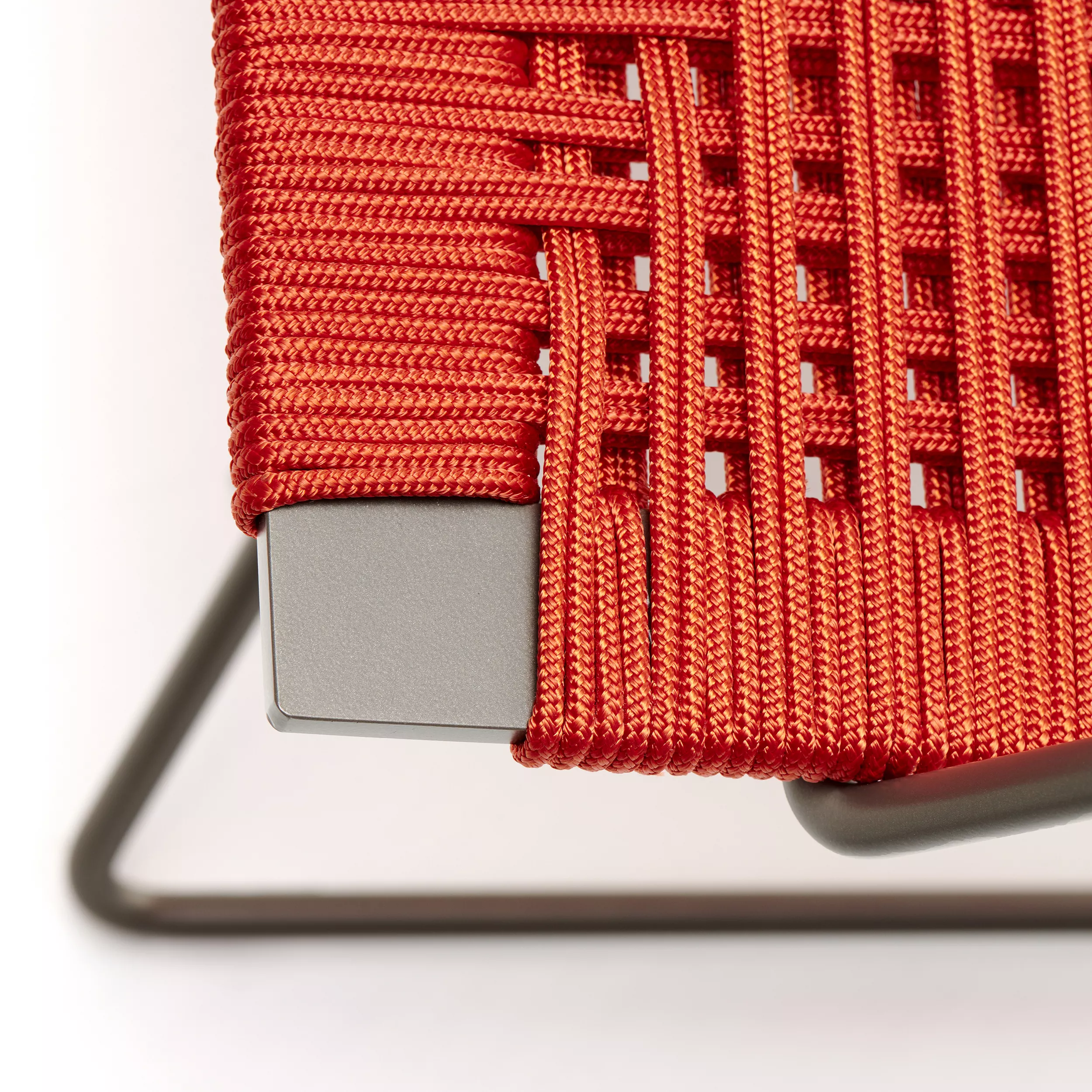 Nahaufnahme des MDF Italia Arpa Loungestuhls mit Armlehne in roter Farbe ohne Hintergrund