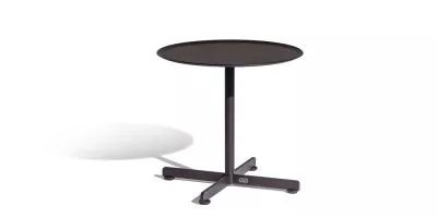 Runder, schwarzer Poltrona Frau Bob Outdoor Tisch auf weißem Hintergrund, technische Abbildung.