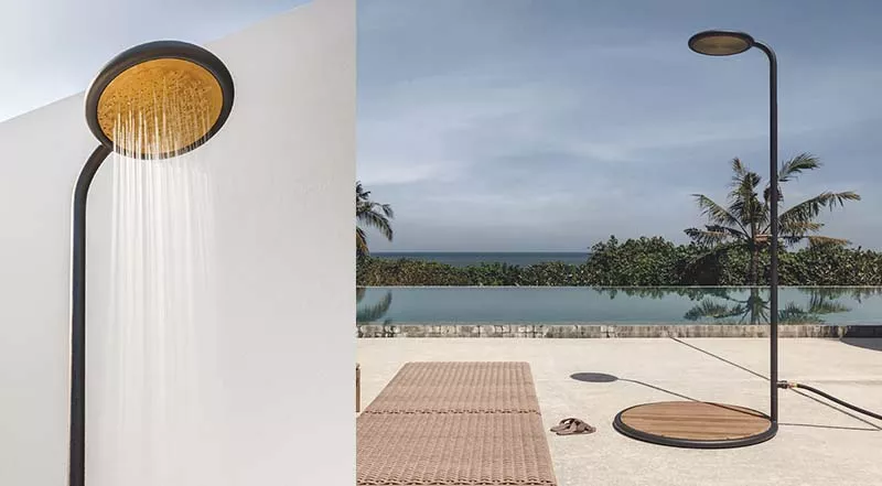 Gloster Deco Gartendusche in Schwarz mit Holzdetails, vor modernem Pool und Palmen im Hintergrund, zeigt elegantes Design im Freien.