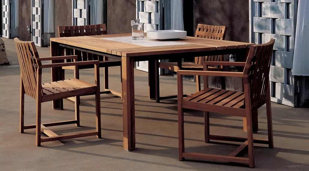 Essgruppe von Roda Network aus Holz in einem modernen Außenbereich, bestehend aus einem rechteckigen Tisch und vier Stühlen.