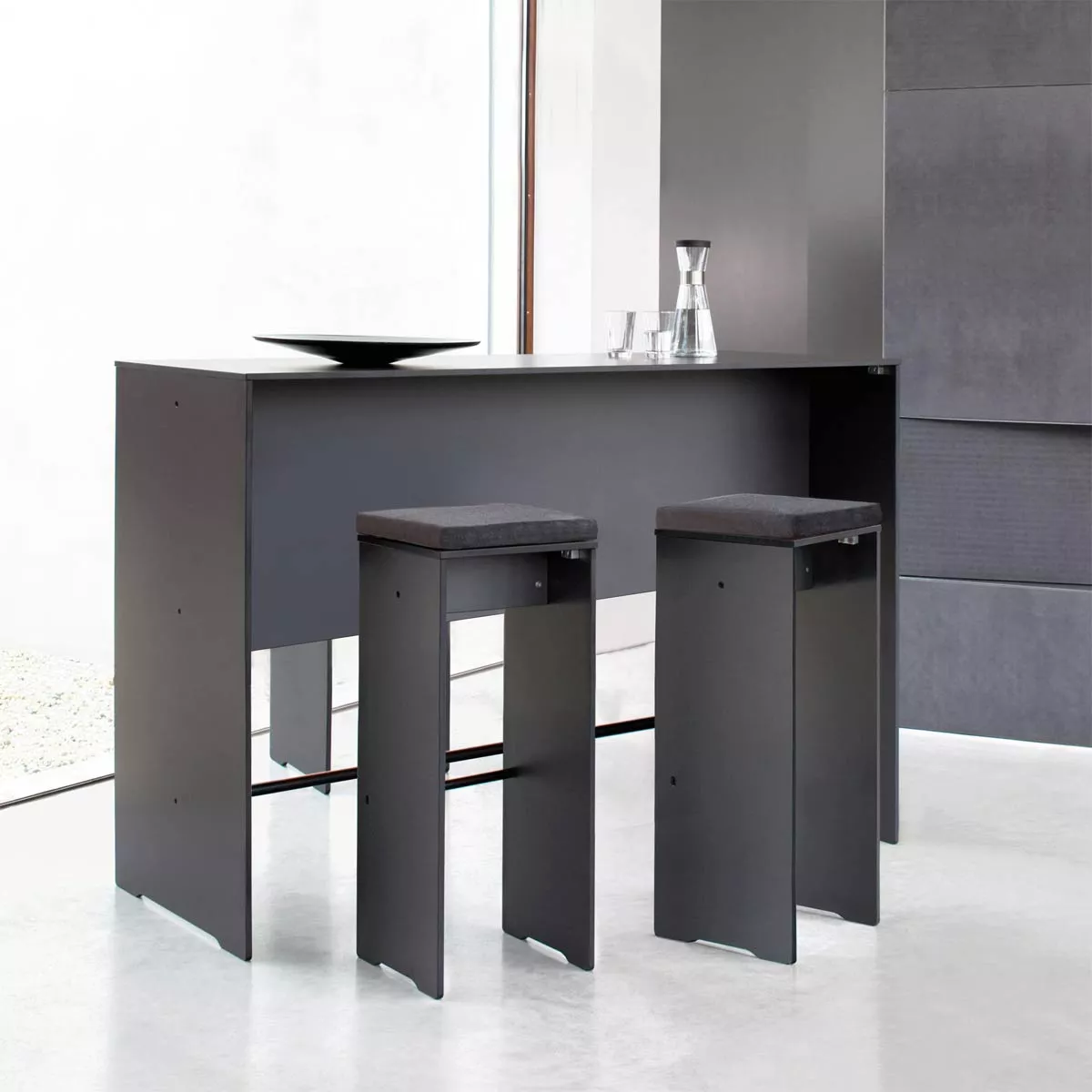 Bartisch Outdoor Gartentisch Conmoto Riva in Schwarz, 160x62 cm, auf hellem Hintergrund in modernem Ambiente.