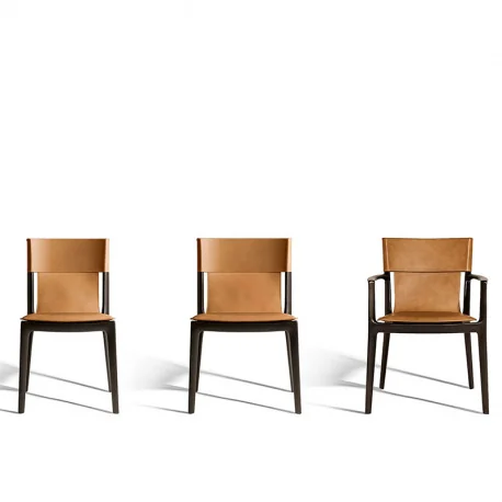 Der Isadora Stuhl erhält seine Form durch die gekonnte Verschmelzung von Holz und Sattelleder