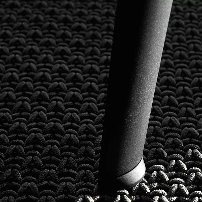 B&B Italia I Ginepro Tisch Detailaufnahme eines Tischbeins auf einem schwarzen geflochtenen Teppich