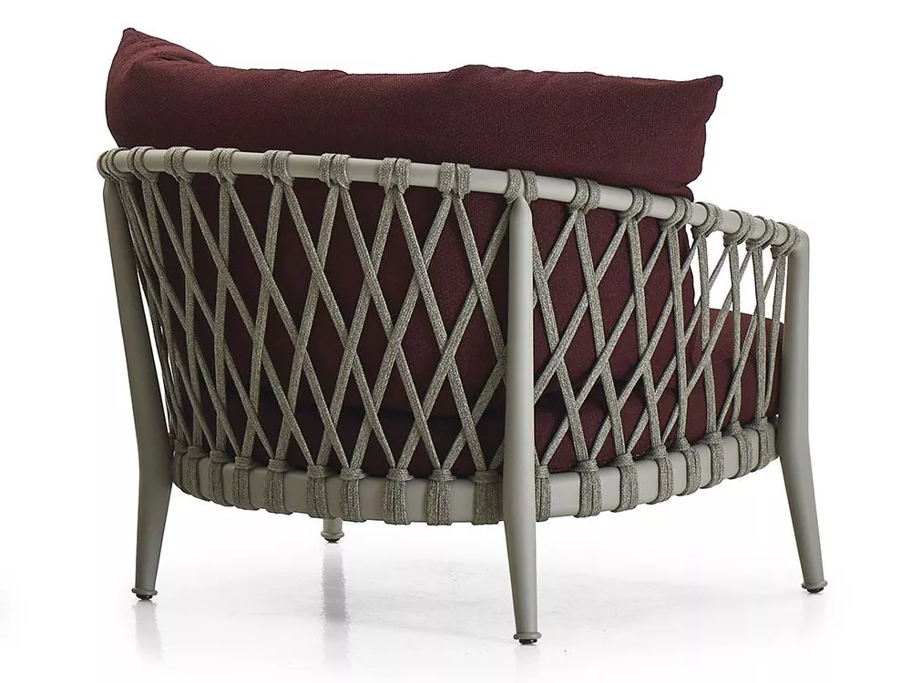 B&B Italia Erica Loungesessel 90 cm in grün mit rotem Kissen auf weißem Hintergrund.