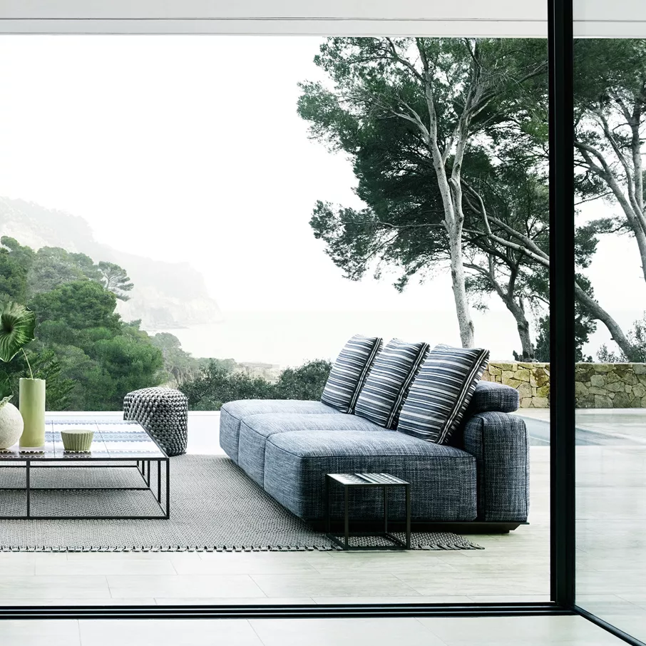 B&B Italia Hybrid Sofa Loungemodul in einem modernen Wohnzimmer mit Blick auf eine Terrasse und einen Wald im Hintergrund