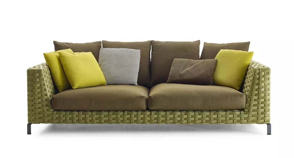 B&B Italia Ray Outdoor Loungesofa 235 cm in grün und braun mit mehreren Kissen in verschiedenen Farben ohne Hintergrund.