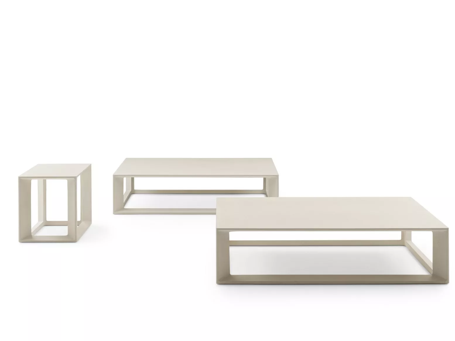 B&B Italia Pablo Outdoor Loungetisch in verschiedenen Größen in einem minimalistischen Design ohne Hintergrund