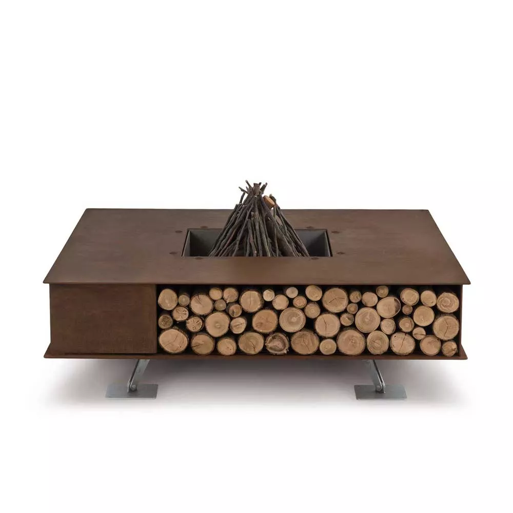 AK47 Toast Feuerstelle aus oxidiertem Stahl mit Holzlagerung ohne Hintergrund