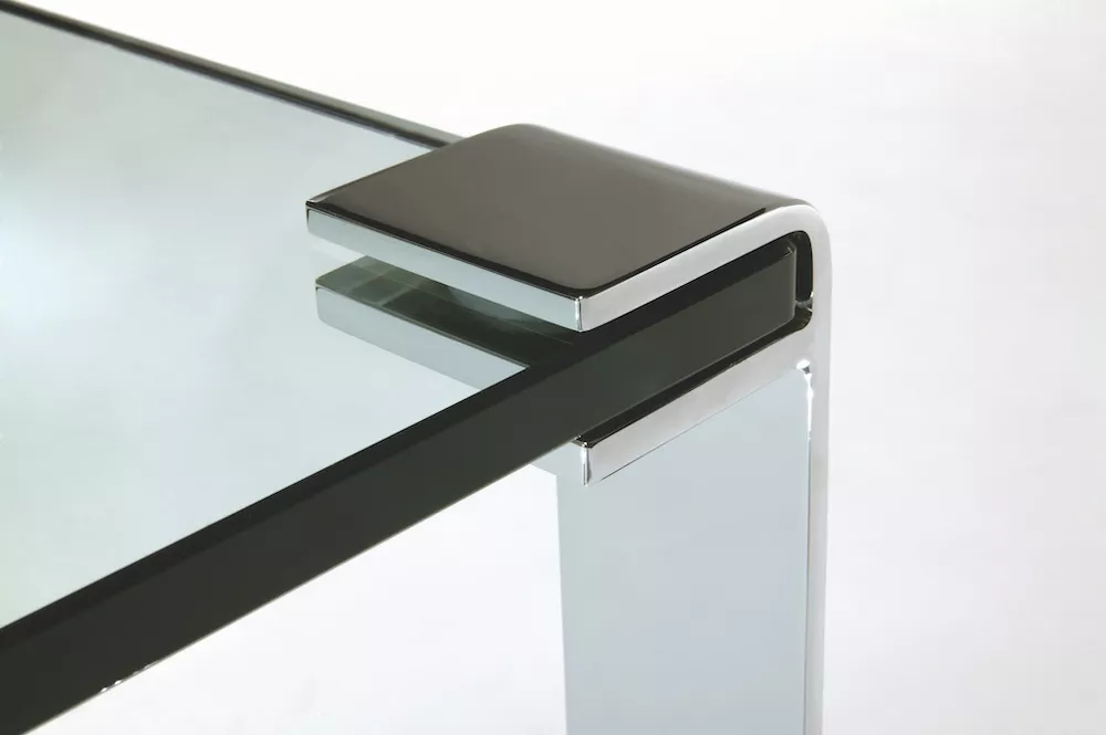 Detailaufnahme eines Klassik Draenert Tisches mit Glasplatte und verchromtem Kufengestell ohne Hintergrund