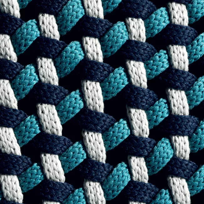 Nahaufnahme eines B&B Italia Tramae Hockers mit blau-weißer Flechtstruktur ohne Hintergrund