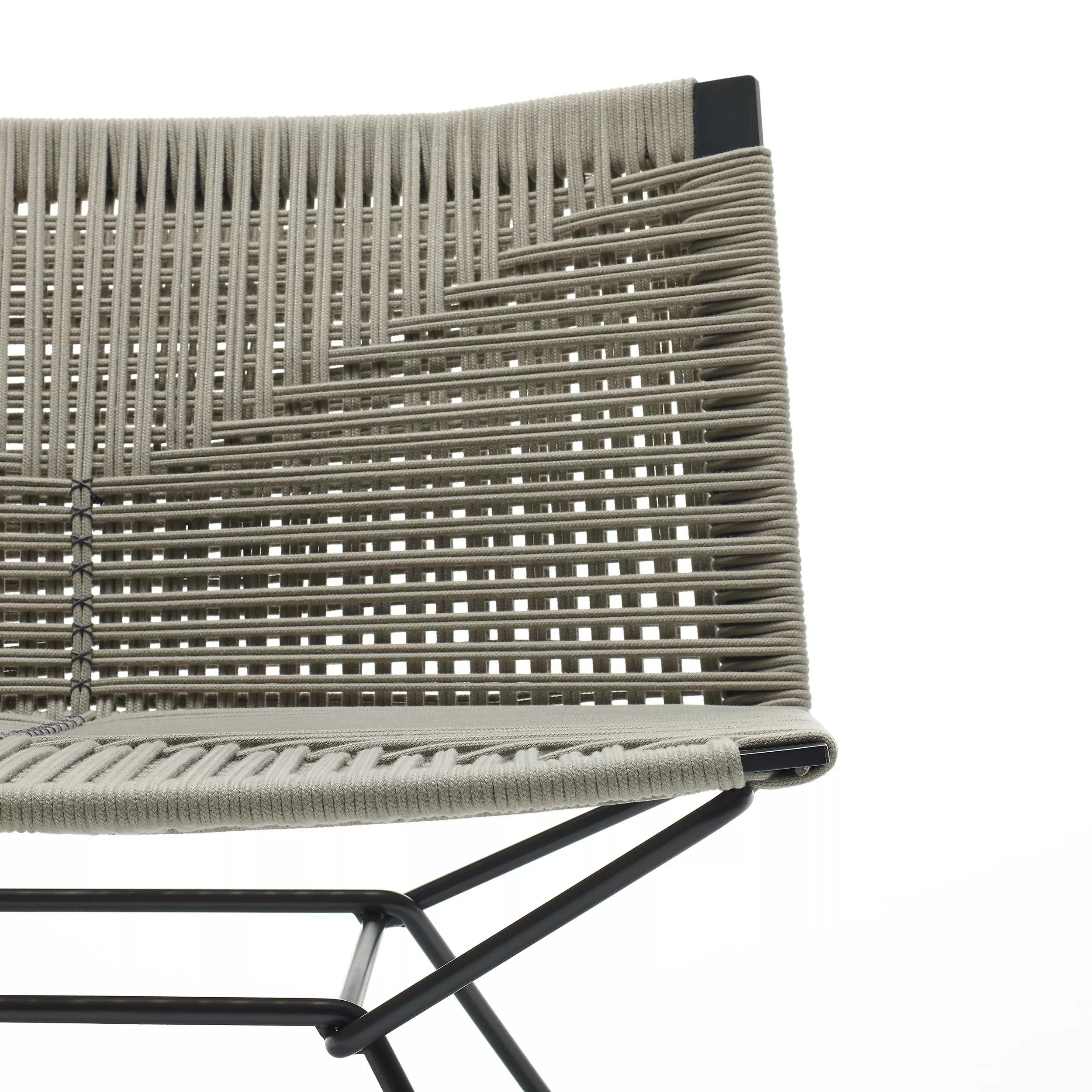 MDF Italia Arpa Loungestuhl mit Armlehne in Nahaufnahme zeigt die detaillierte Seilbespannung und das moderne Design ohne Hintergrund