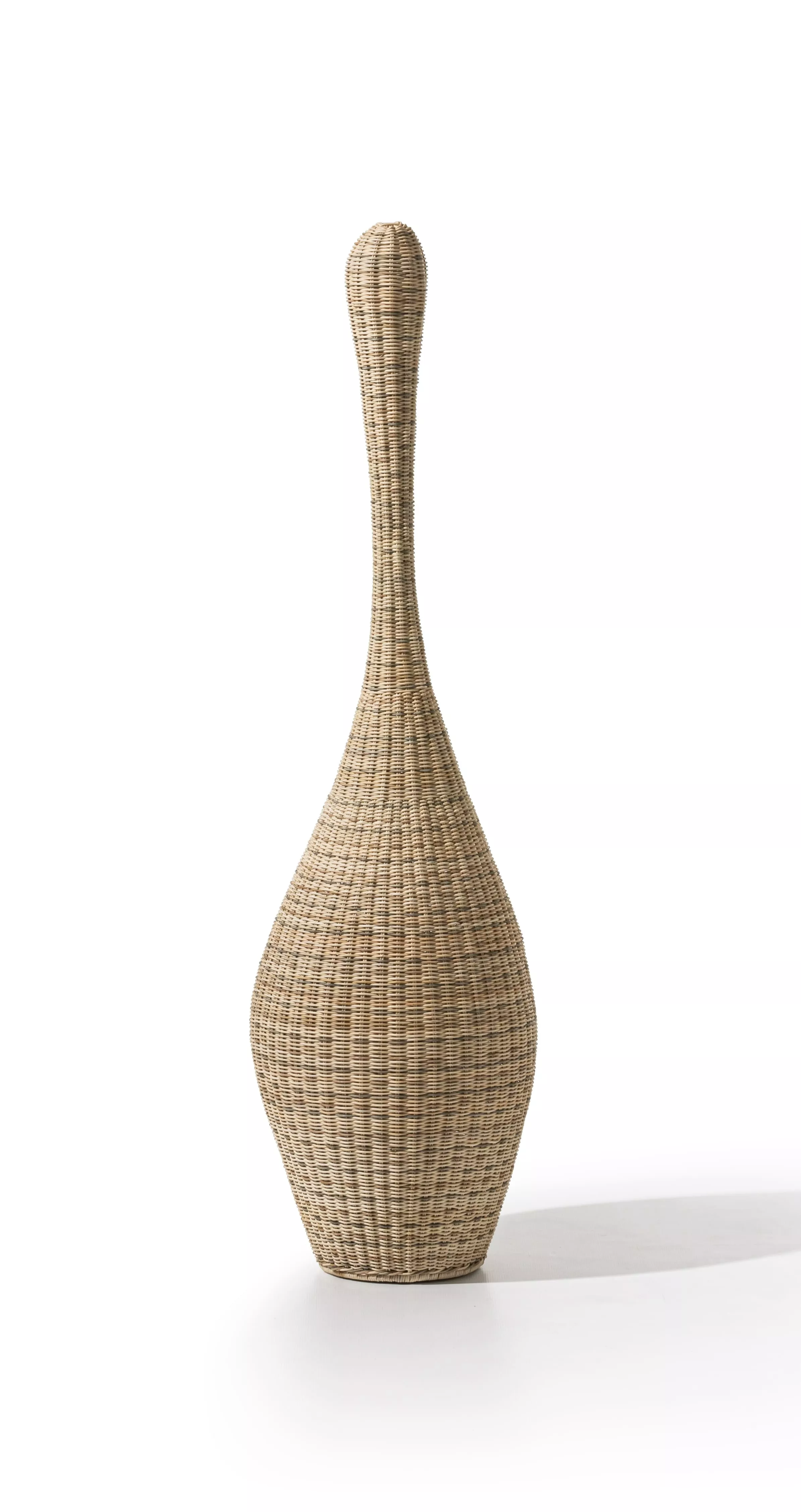 Gervasoni Bolla M Vase aus geflochtenem Rattan in Tropfenform auf weißem Hintergrund