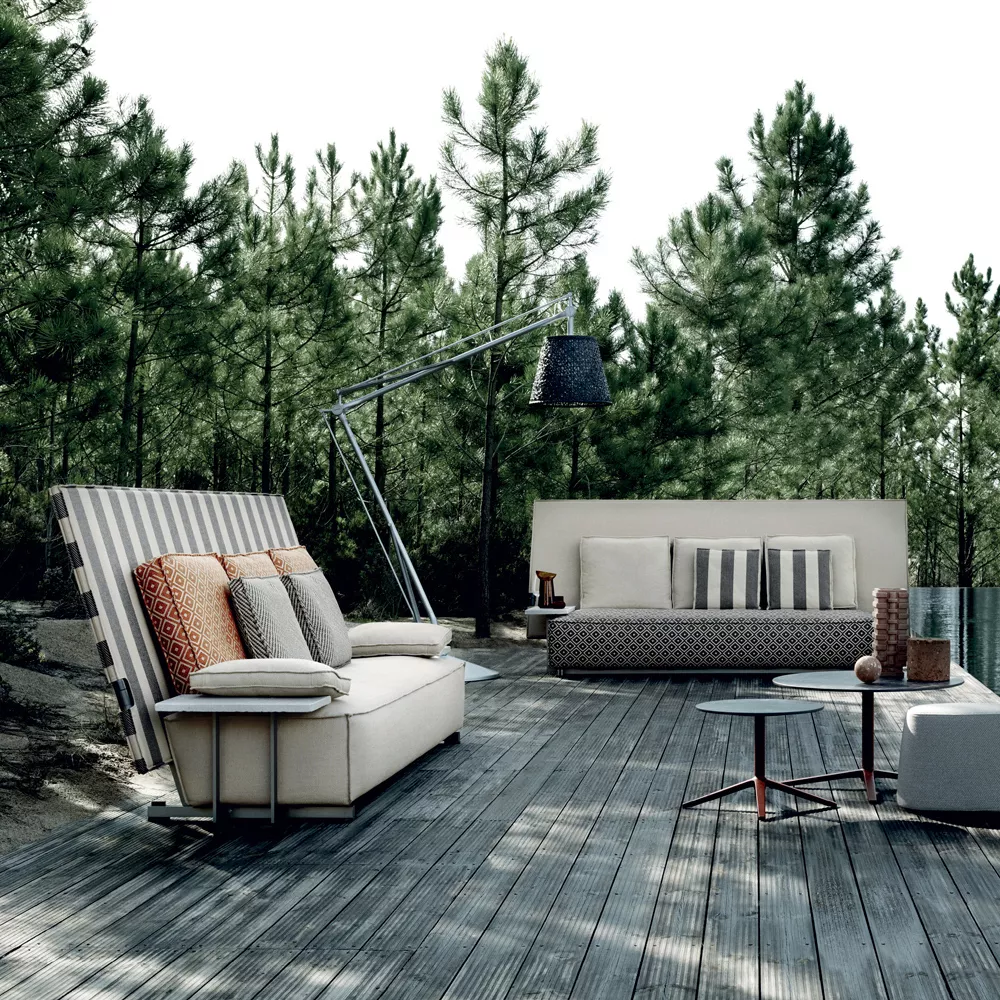 B&B Italia I Oh It Rains Sofa auf einer Terrasse im Wald mit Kissen und einem Beistelltisch im Freien