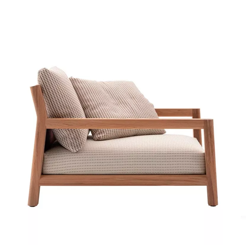 B&B Italia Pablo Outdoor Gartensessel mit Holzrahmen und beigen Polstern ohne Hintergrund