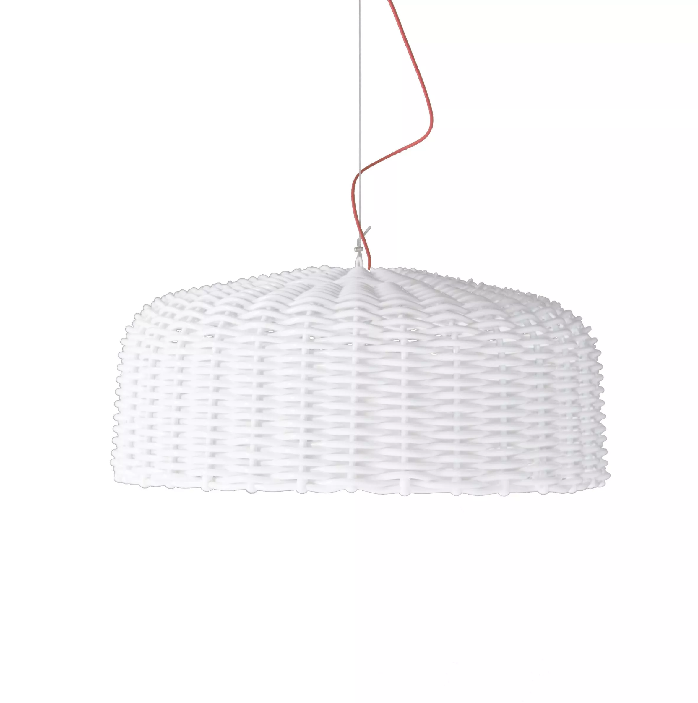 Gervasoni Sweet 95 weiße Hängelampe aus geflochtenem Material mit rotem Kabel vor weißem Hintergrund