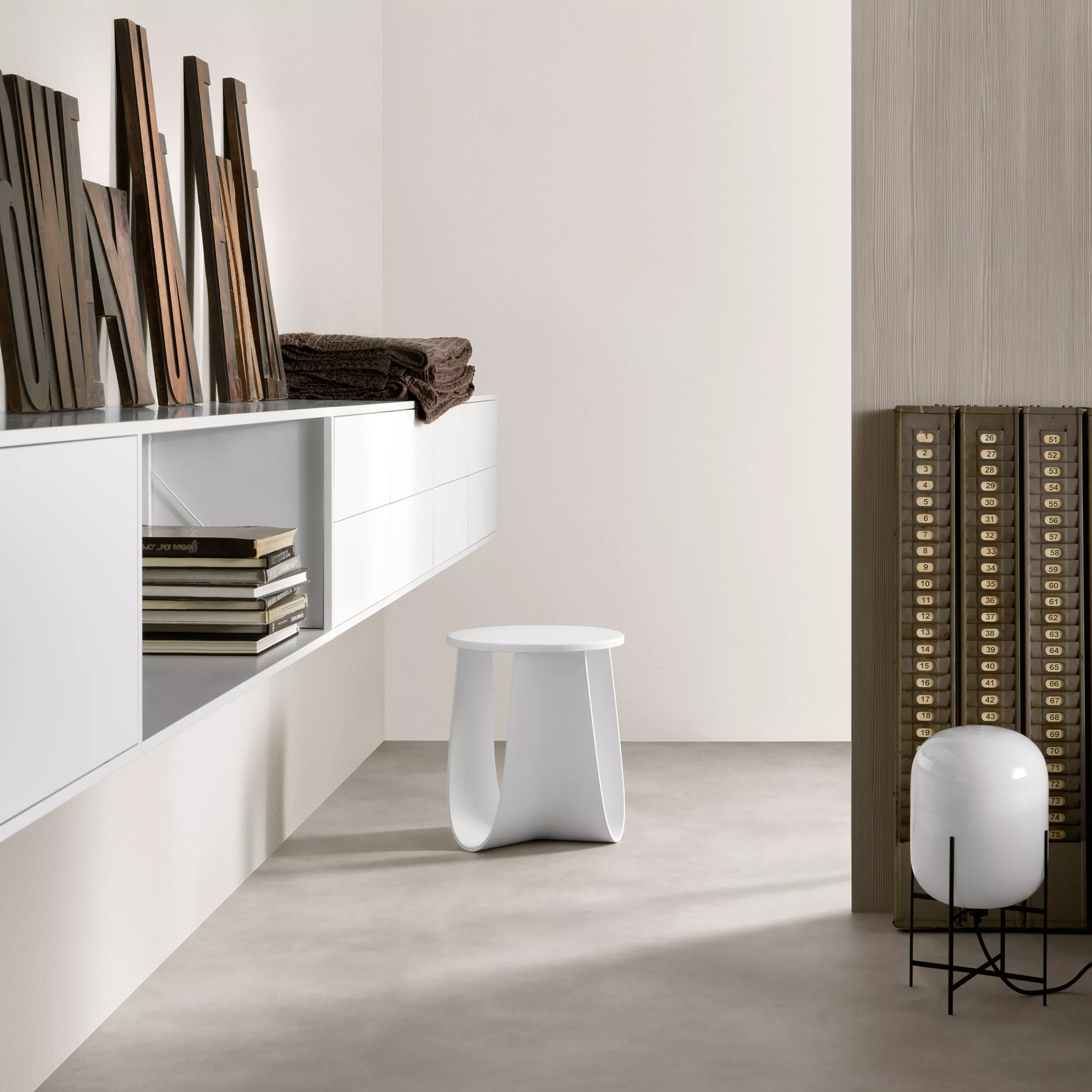 MDF Italia Sag Hocker und Beistelltisch in einem modernen Raum mit Regalen Büchern und Dekorationen auf einem hellen Boden ohne Hintergrund