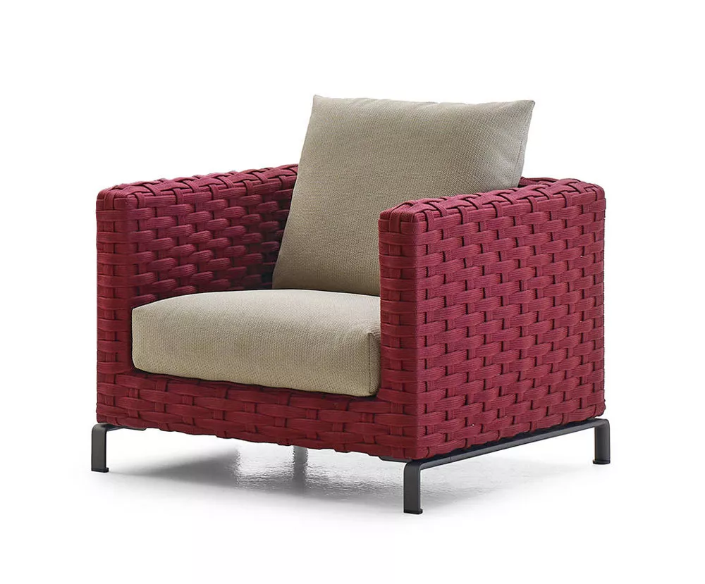B&B Italia Ray Outdoor Fabric Loungesessel 85 cm in rot und beige auf weißem Hintergrund