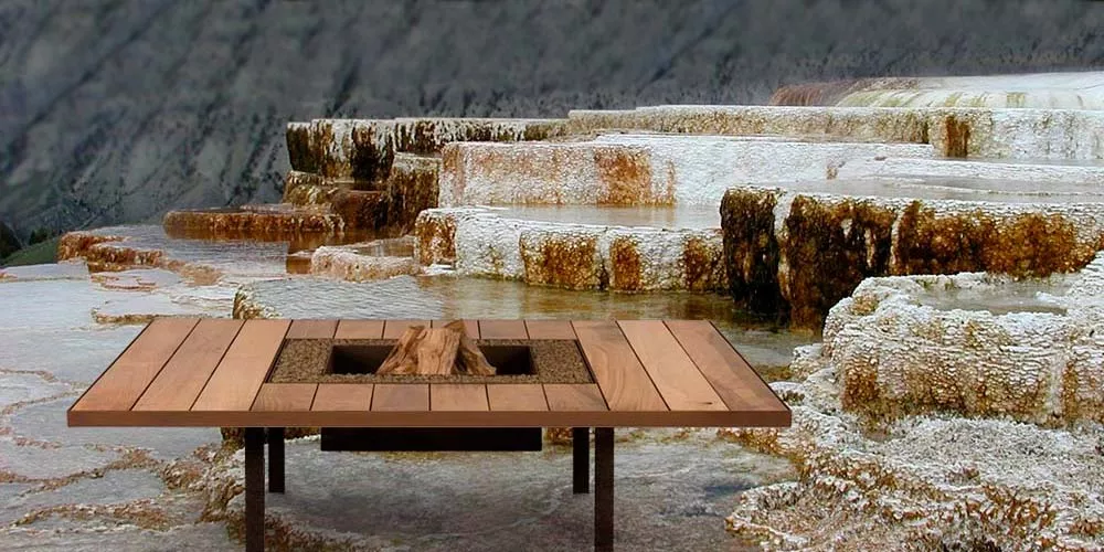 Ak-47 Feuerstellen Tavolo Holztisch mit integriertem Feuerstelle vor einer natürlichen Felsformation