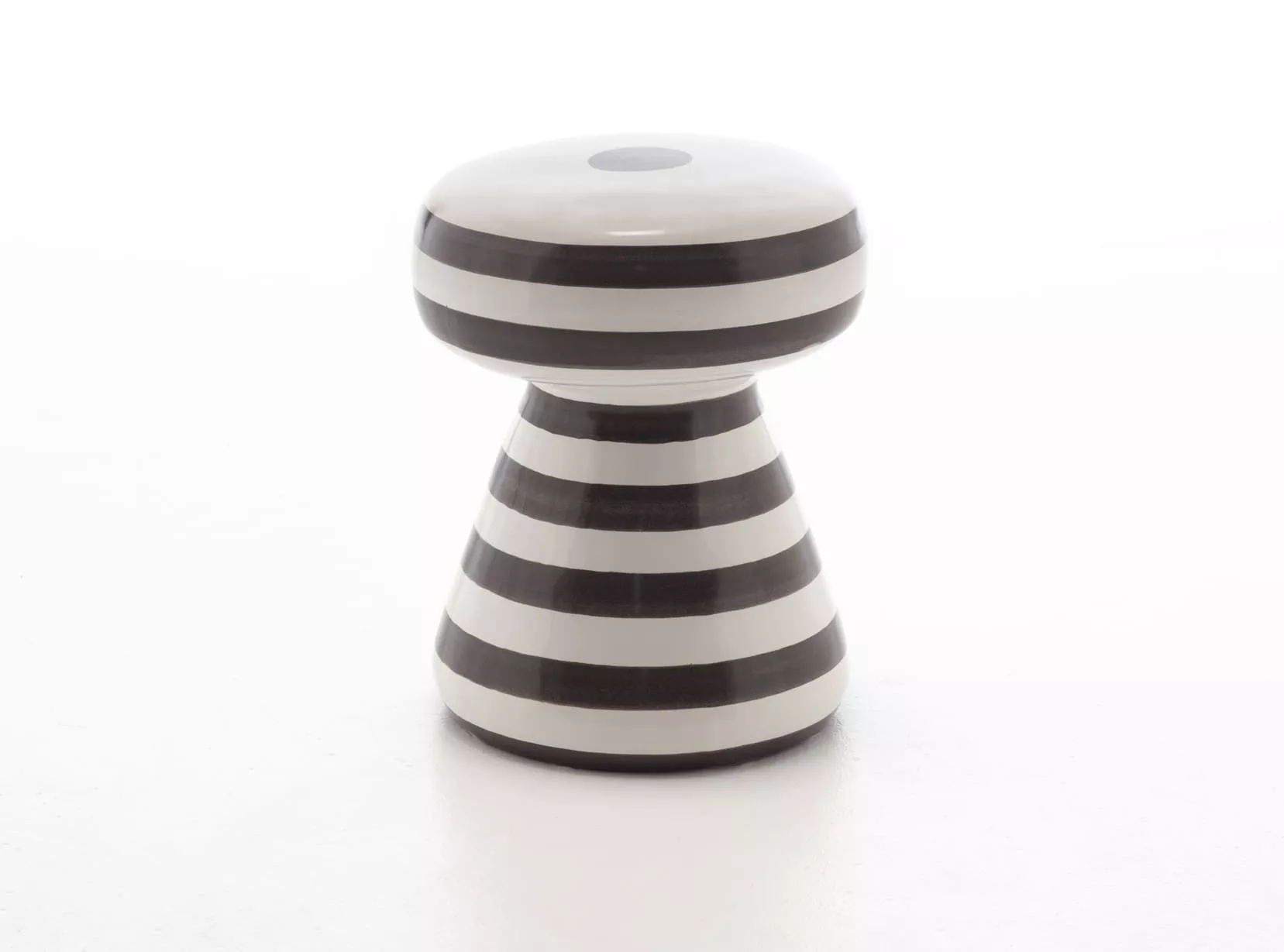 Gervasoni INOUT 44 Hocker mit schwarz-weißen Streifen auf weißem Hintergrund