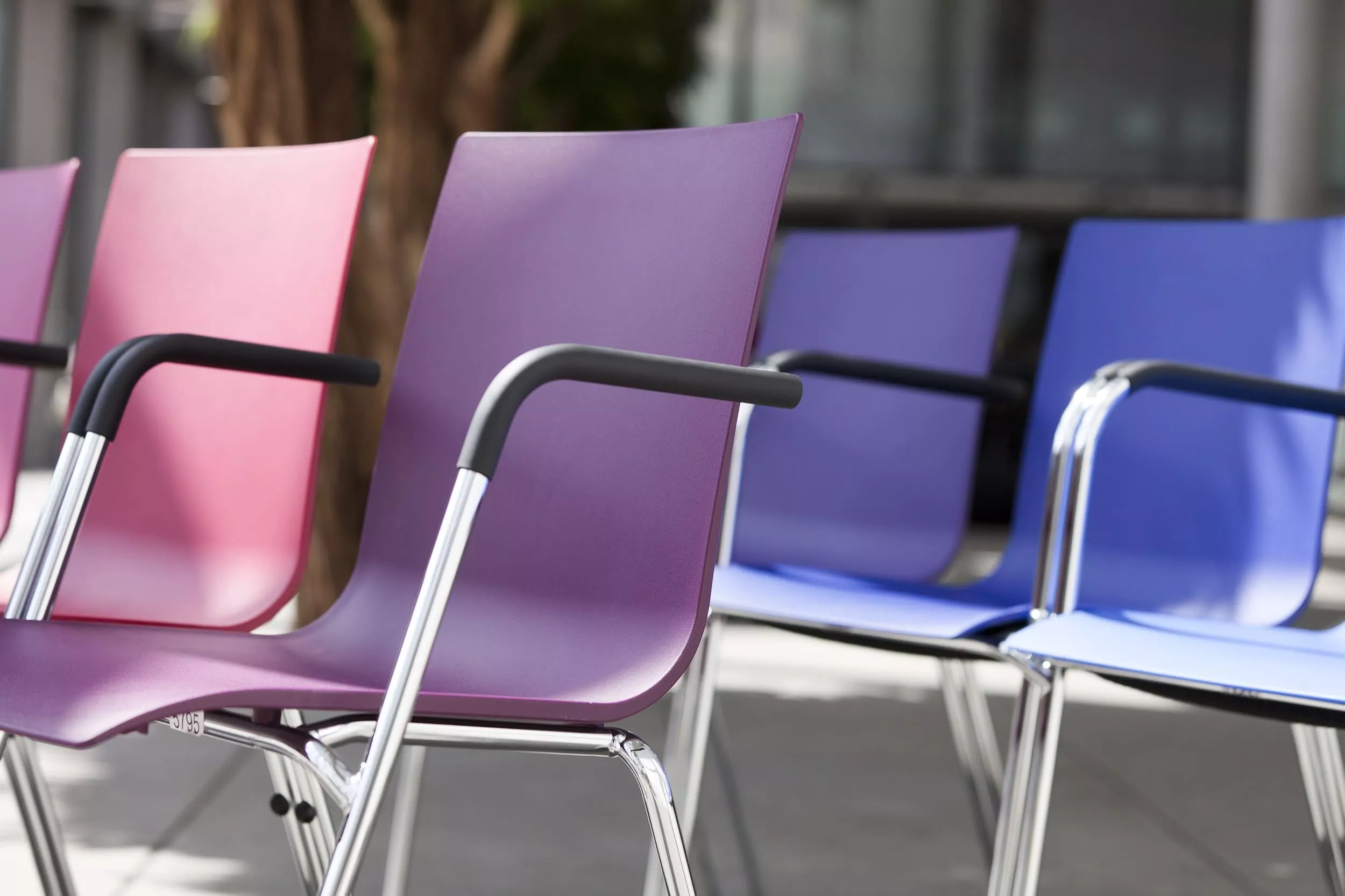 Thonet S 160 F Stühle in verschiedenen Farben stehen nebeneinander im Freien