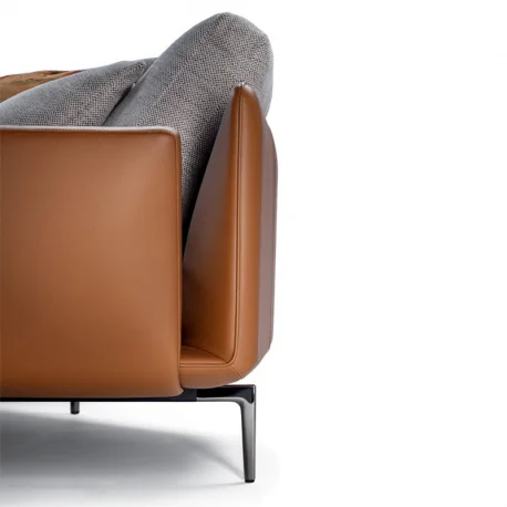 Die Get Back Kollektion von Poltrona Frau verkörpert eine scheinbare Ungezwungenheit und Liebe zum Detail Die nahtlose Verschmelzung von Sitz und Rückenlehne wird durch zarte Paspeln akzentuiert während abgerundete Kanten zusätzliche Einladung ausstrahlen