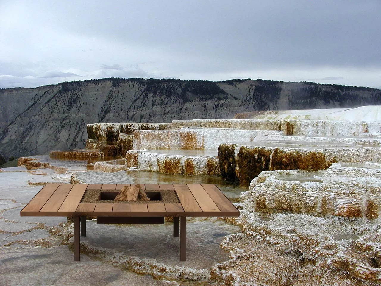 AK47 Tavolo Feuerstelle 148-146 cm auf einer felsigen Landschaft mit Bergen im Hintergrund