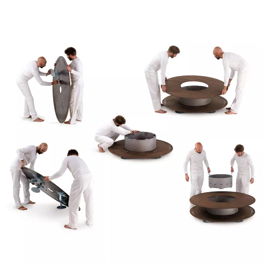 Zwei Männer in weißer Kleidung montieren die AK47 Zero Feuerstelle 300 cm Gartenkamin in einer Schritt-für-Schritt-Anleitung ohne Hintergrund