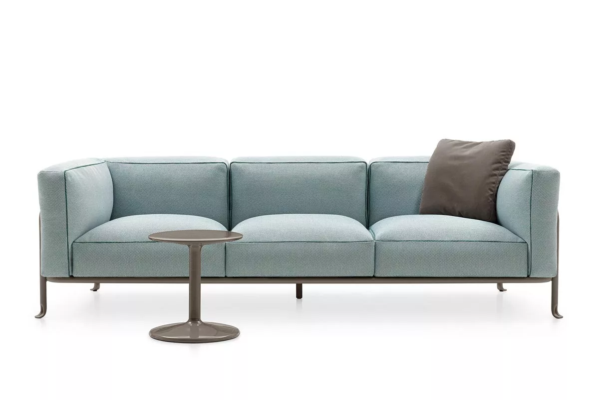 B&B Italia Borea Loungesofa in hellblau mit einem grauen Kissen und einem kleinen runden Beistelltisch ohne Hintergrund