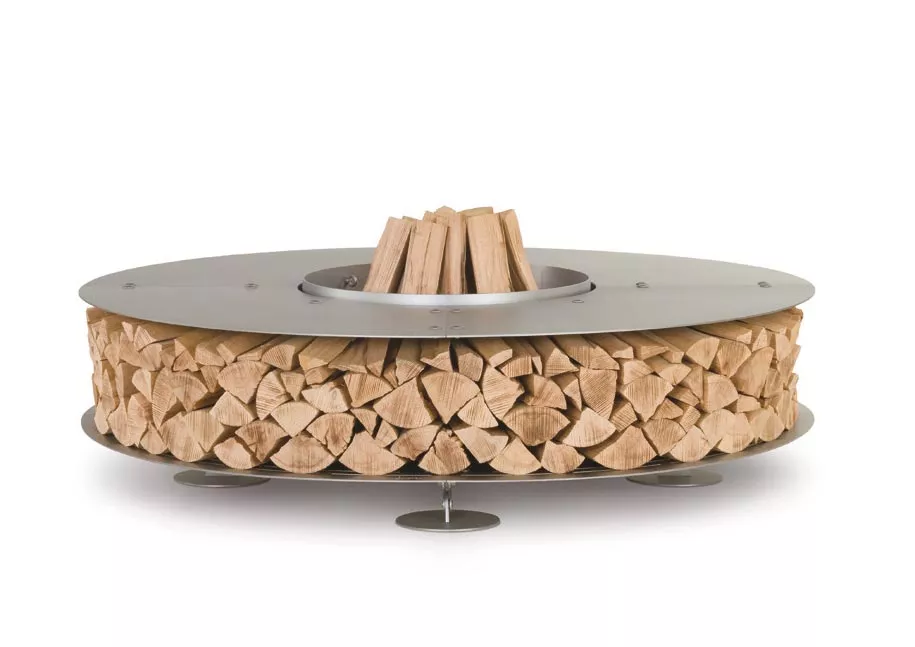 AK47 Zero Feuerstelle Iron 120 cm Gartenkamin mit Holzstapeln ohne Hintergrund