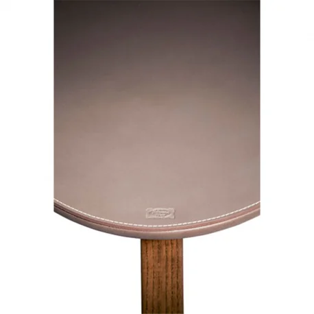 Die Fidelio Serie ist eine vielseitige Kollektion die sich leicht mit anderen Möbeln von Poltrona Frau kombinieren lässt