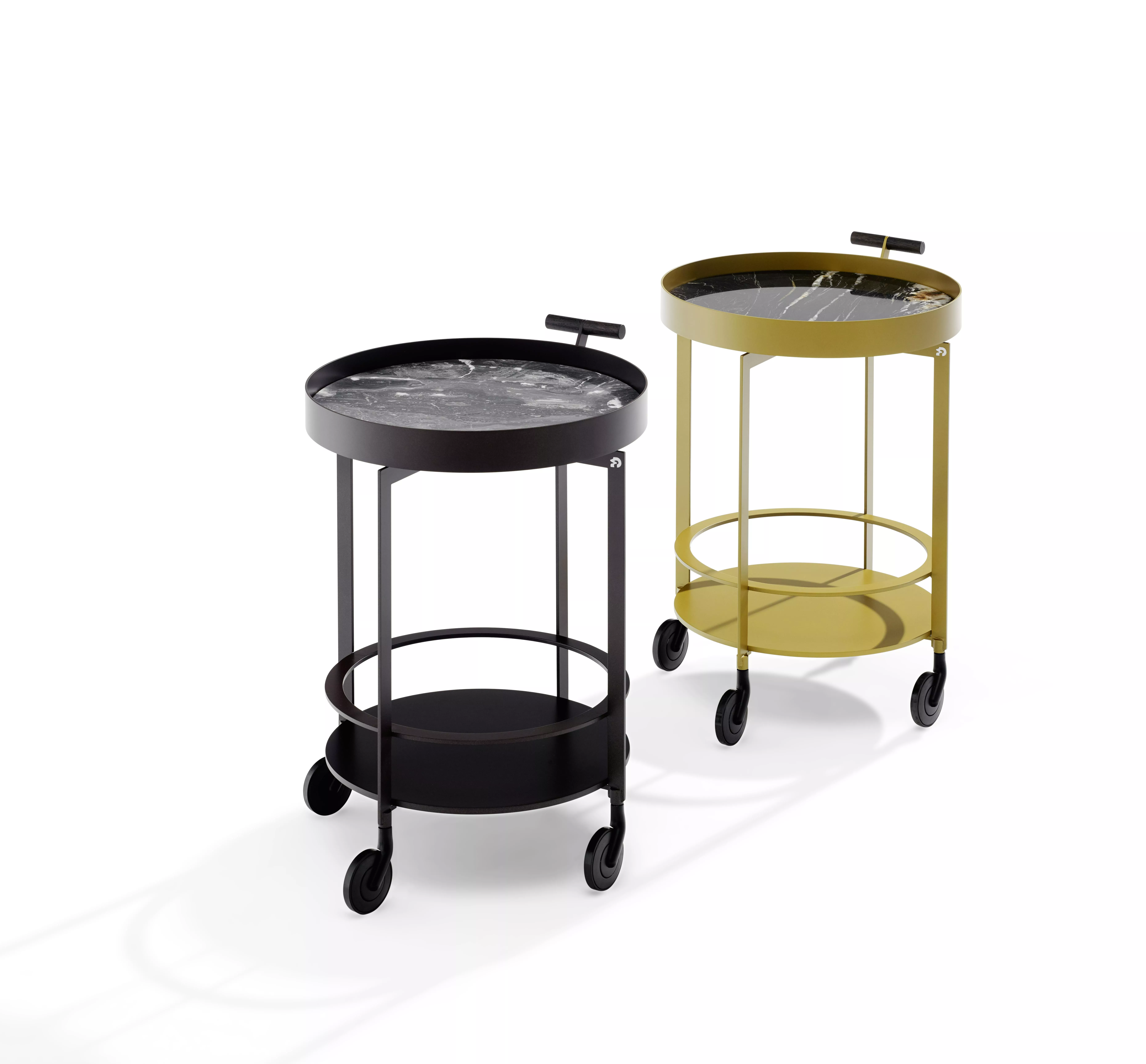 Zwei DRAENERT Day Couchtische in Schwarz und Gelb mit Marmorplatte auf Rollen vor weißem Hintergrund