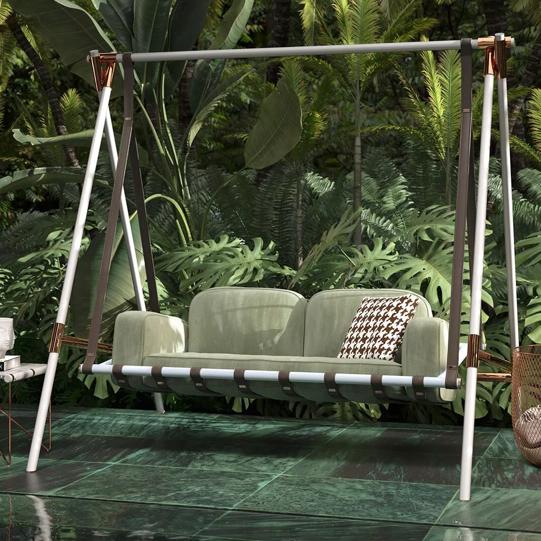 Grünes Fable Swing Schaukelsofa Zweisitzer von MyFace in tropischem Garten, mit Metallrahmen und gemustertem Kissen, stimmungsvolle Atmosphäre.