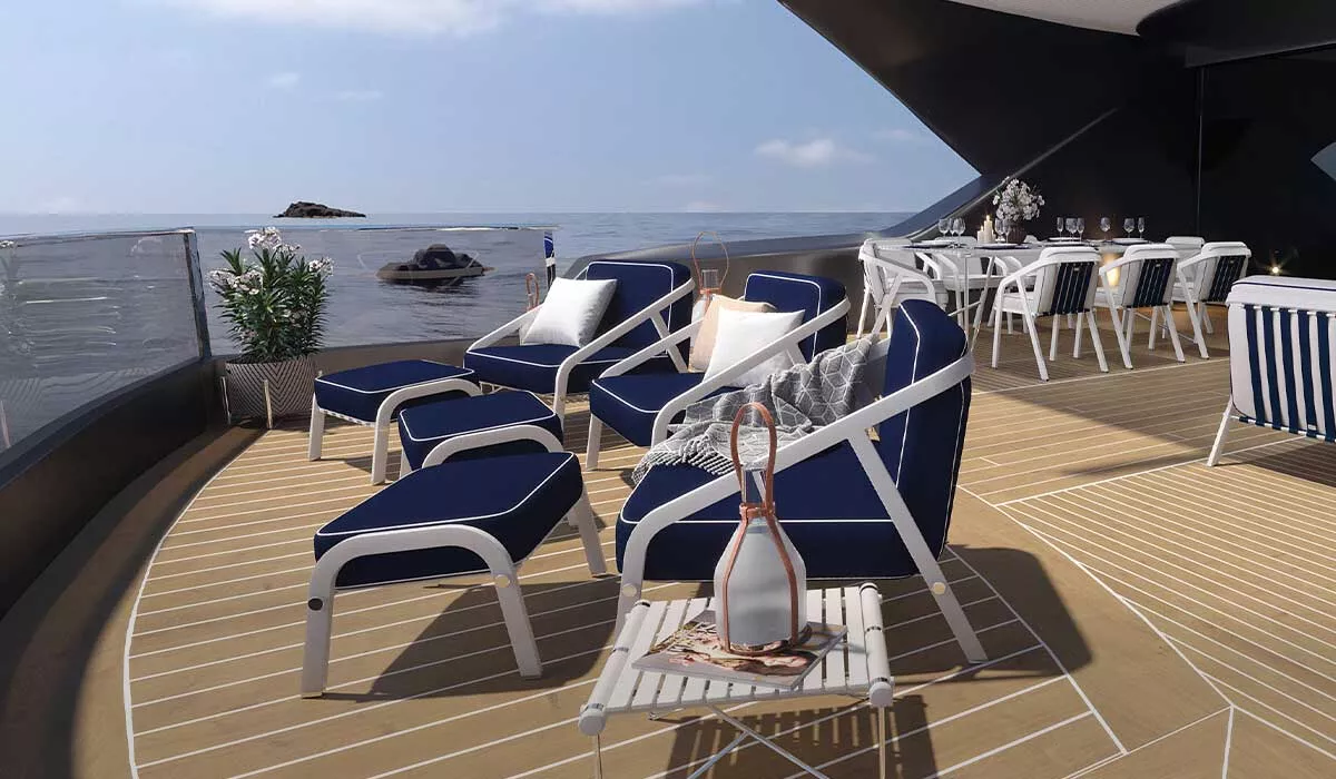 Mayface Ribbon Essgruppe in Blau und Weiß auf einer Yacht-Terrasse mit Meerblick, umgeben von stilvollen Gartenmöbeln.