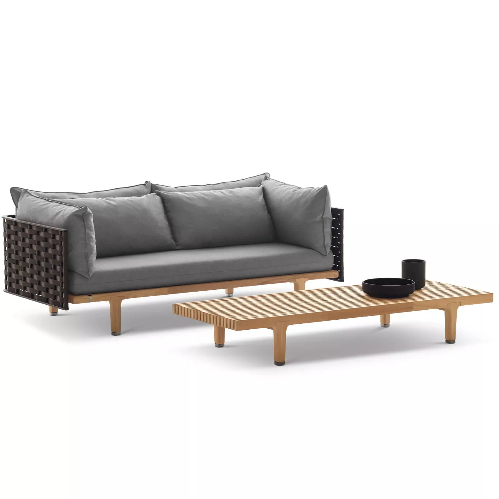 Dedon Sealine Kollektion Sofa mit grauen Kissen und Couchtisch aus Holz mit schwarzer Schale und Becher ohne Hintergrund