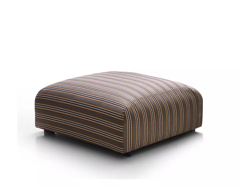 B&B Italia Butterfly Loungehocker in gestreiftem Stoff auf weißem Hintergrund