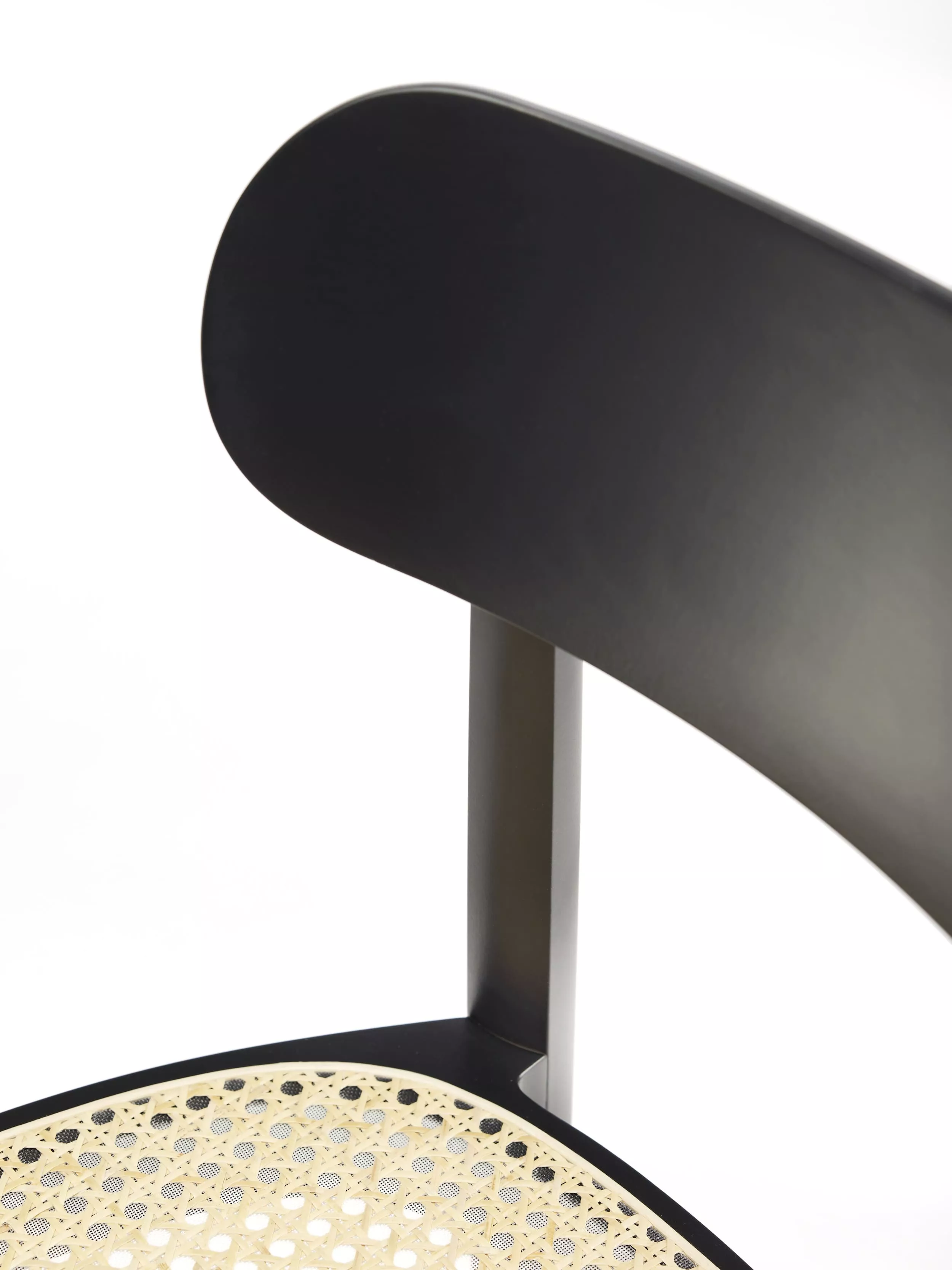 Thonet 118 M Stuhl in Schwarz mit hellem Geflecht auf weißem Hintergrund