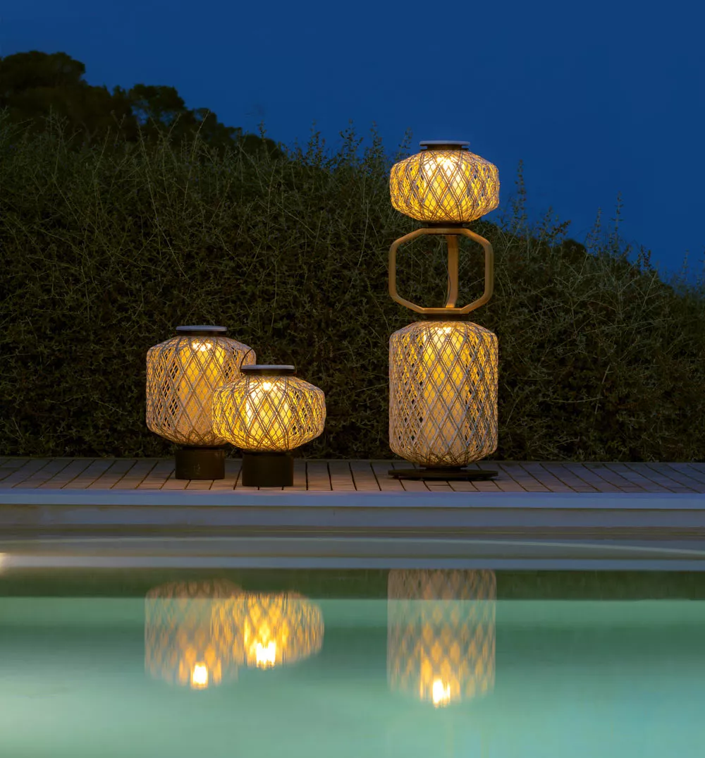 Dedon The Others Gartenleuchte Laterne leuchten am Pool bei Nacht und schaffen eine gemütliche Atmosphäre im Garten.