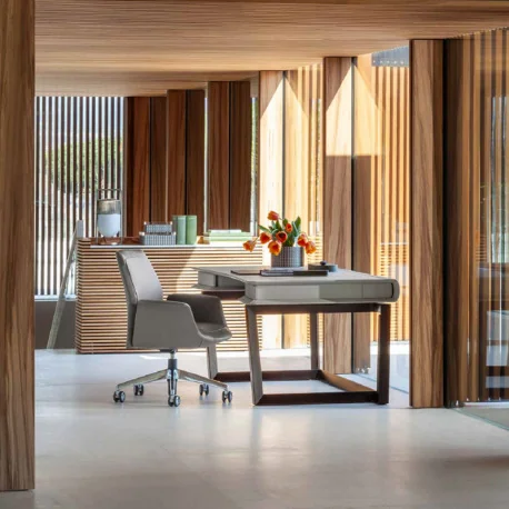 Der Fred Schreibtisch von Poltrona Frau vereint Eleganz und Funktionalität in perfekter Harmonie