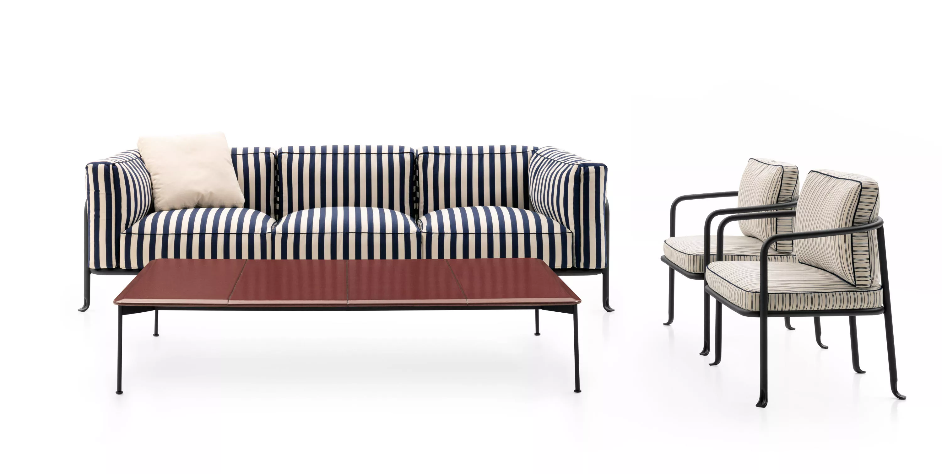 B&B Italia Borea Gartenstuhl und kleiner Sessel in gestreiftem Design mit passendem Sofa und Tisch ohne Hintergrund.