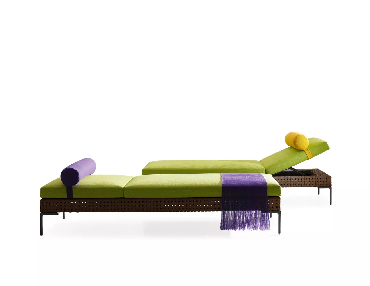 Zwei Charles Outdoor Sonnenliegen von B&B Italia mit grünen Polstern und lila sowie gelben Kissen auf weißem Hintergrund.